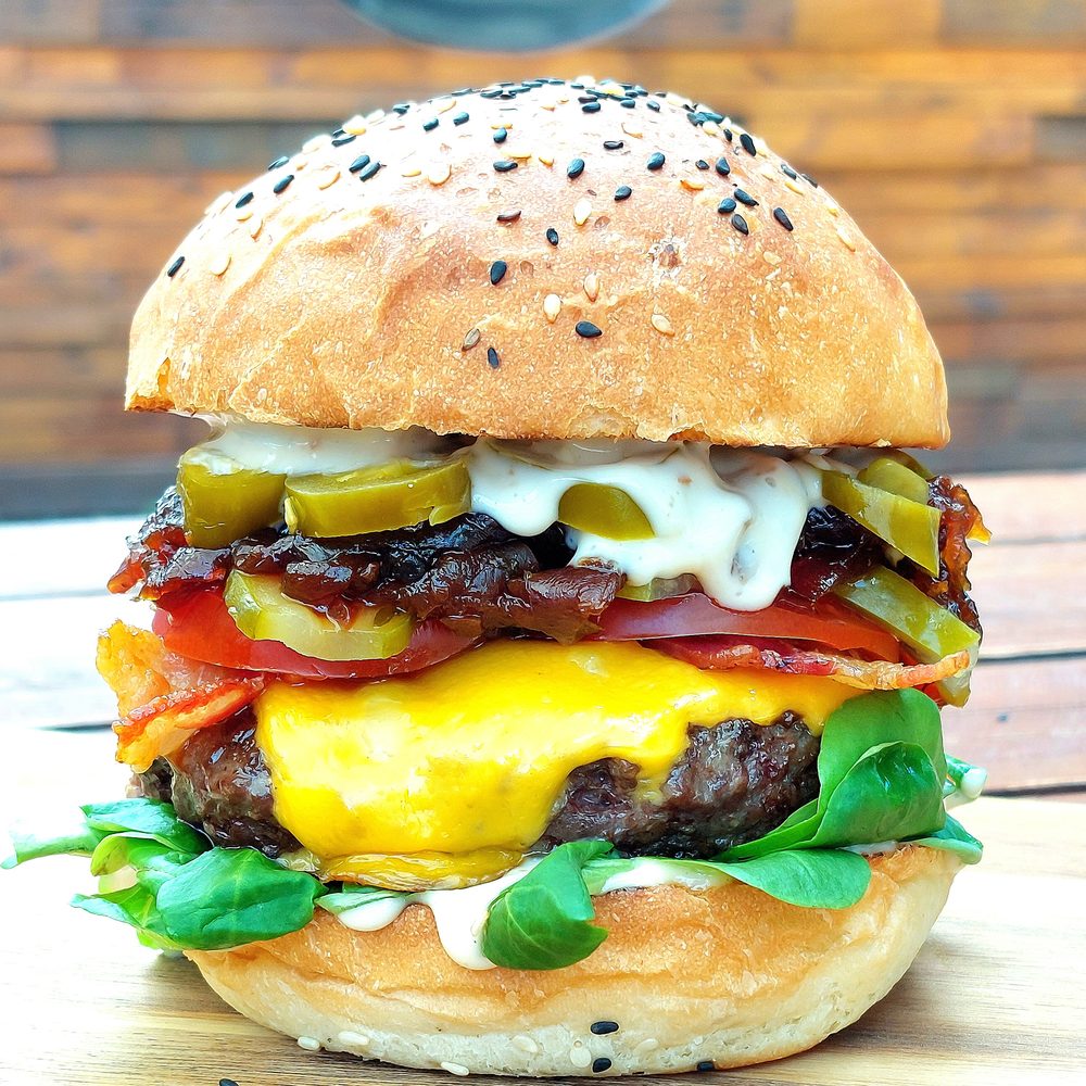 Frissen sütött Wolf burger, cheddarral, baconnel és lilahagyma lekvárral